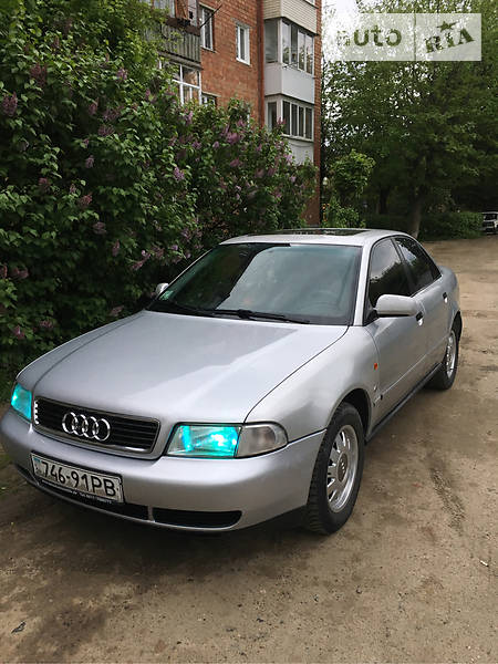 Седан Audi A4 1995 в Чернівцях