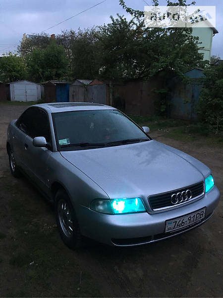 Седан Audi A4 1995 в Чернівцях