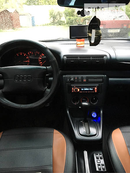 Седан Audi A4 1995 в Чернівцях
