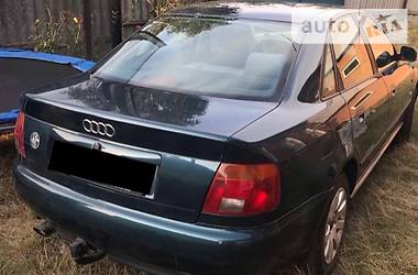 Седан Audi A4 1996 в Тростянце