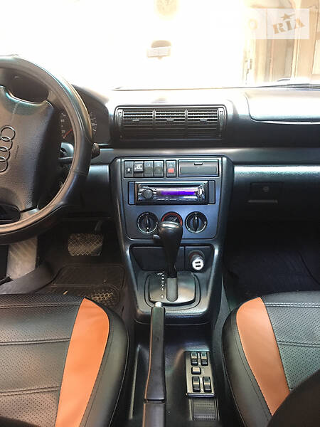 Седан Audi A4 1995 в Чернівцях