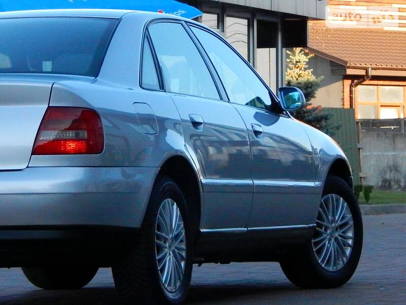 Седан Audi A4 2000 в Сарнах