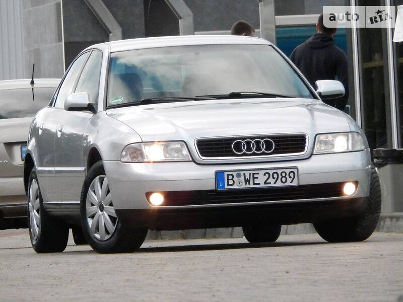 Седан Audi A4 2000 в Сарнах