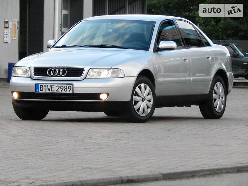 Седан Audi A4 2000 в Сарнах