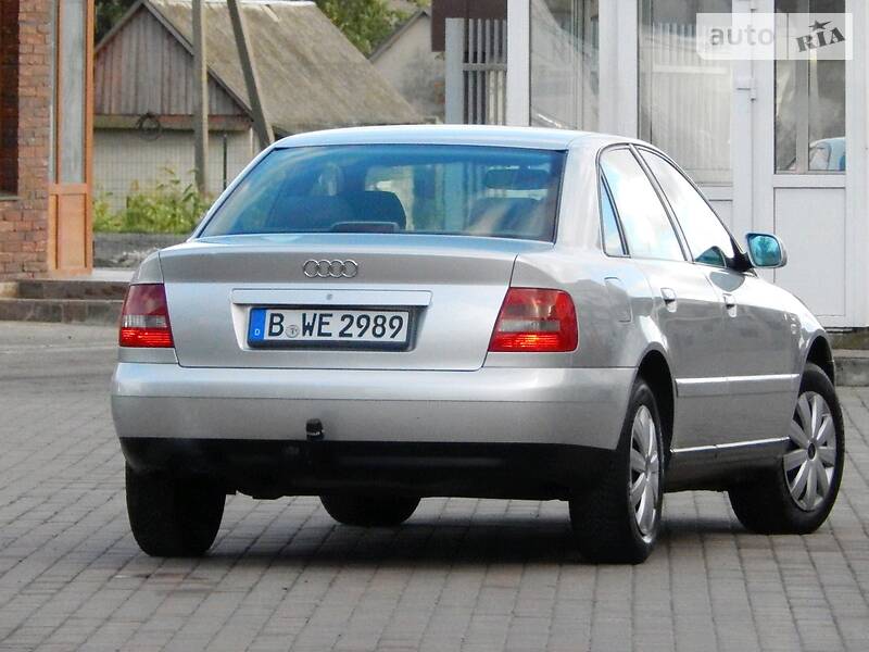 Седан Audi A4 2000 в Сарнах