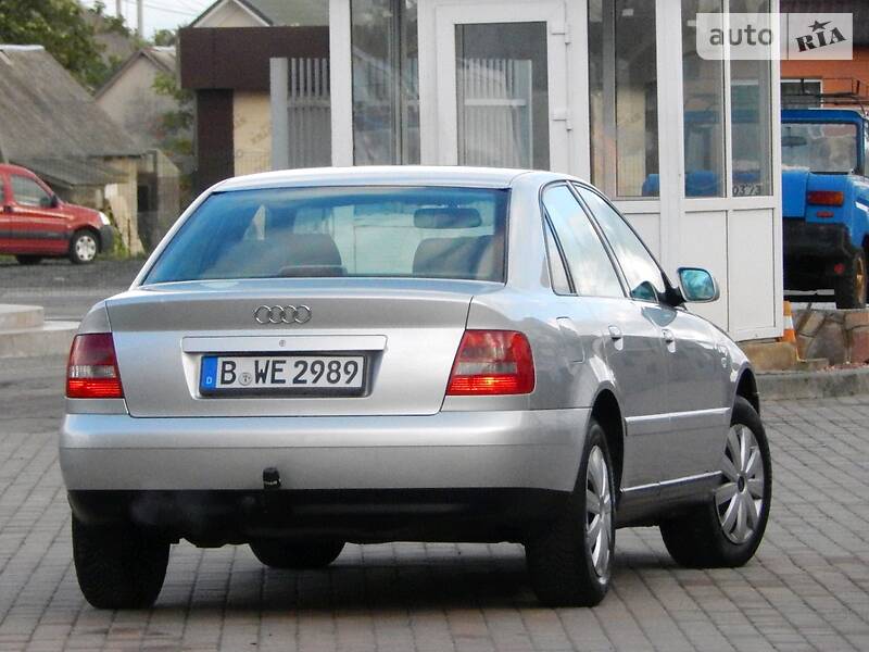 Седан Audi A4 2000 в Сарнах