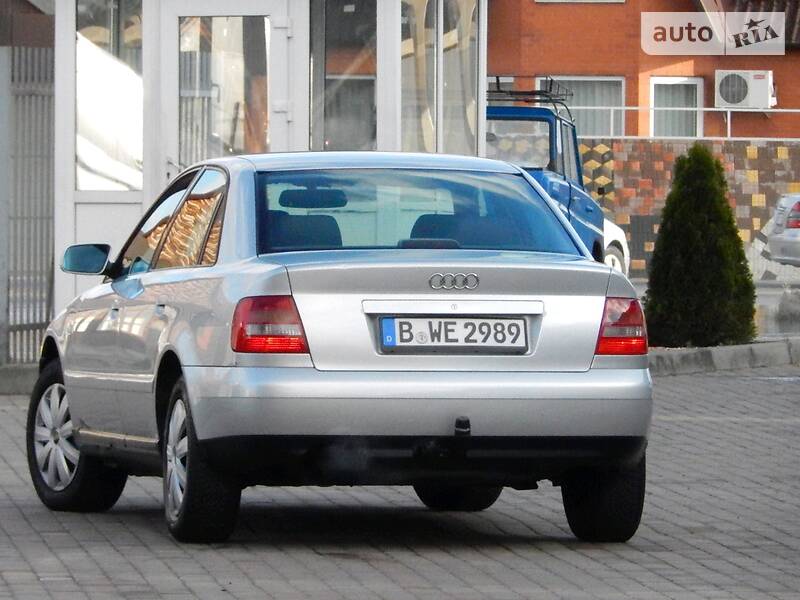Седан Audi A4 2000 в Сарнах