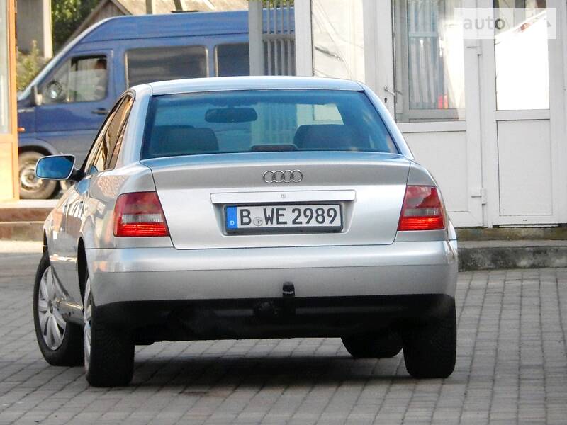Седан Audi A4 2000 в Сарнах