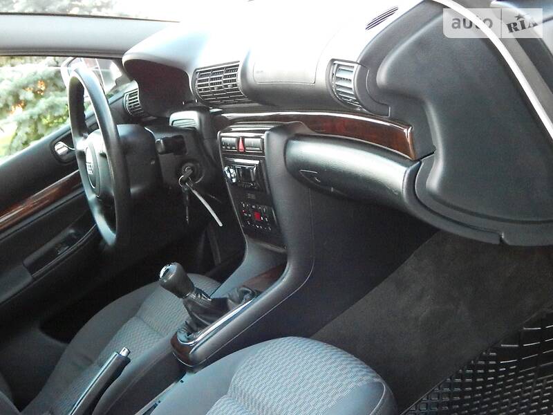 Седан Audi A4 2000 в Сарнах