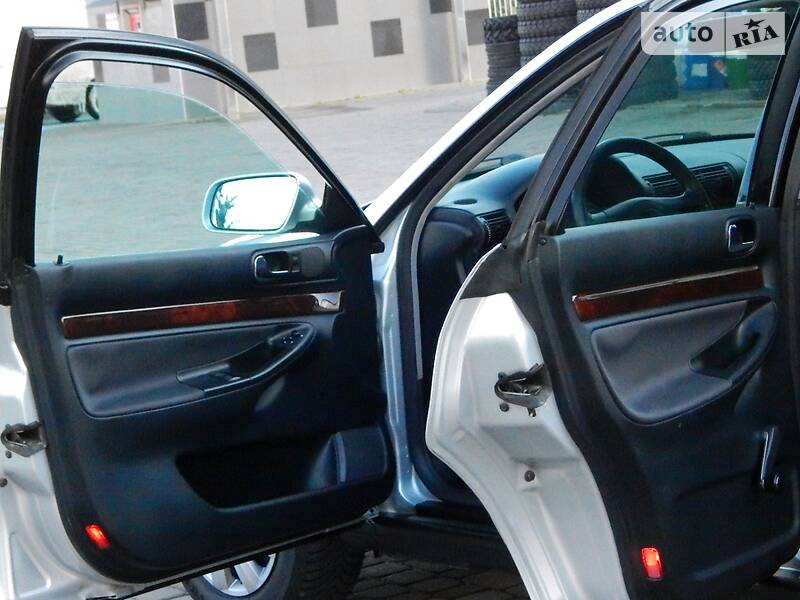 Седан Audi A4 2000 в Сарнах