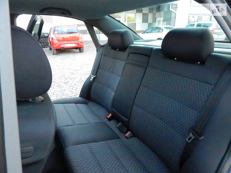 Седан Audi A4 2000 в Сарнах