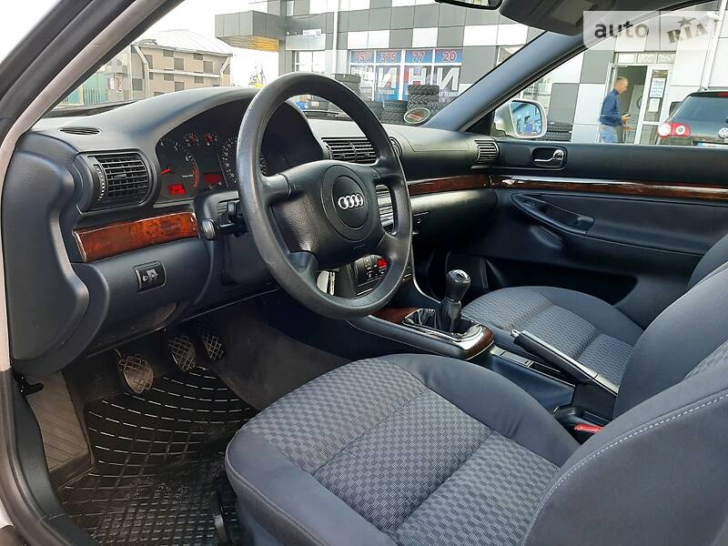 Седан Audi A4 2000 в Сарнах