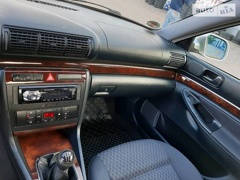 Седан Audi A4 2000 в Сарнах