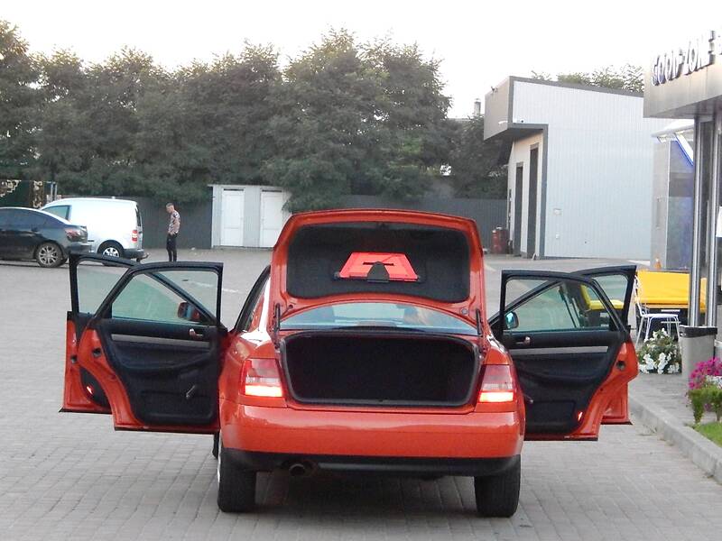Седан Audi A4 2000 в Сарнах