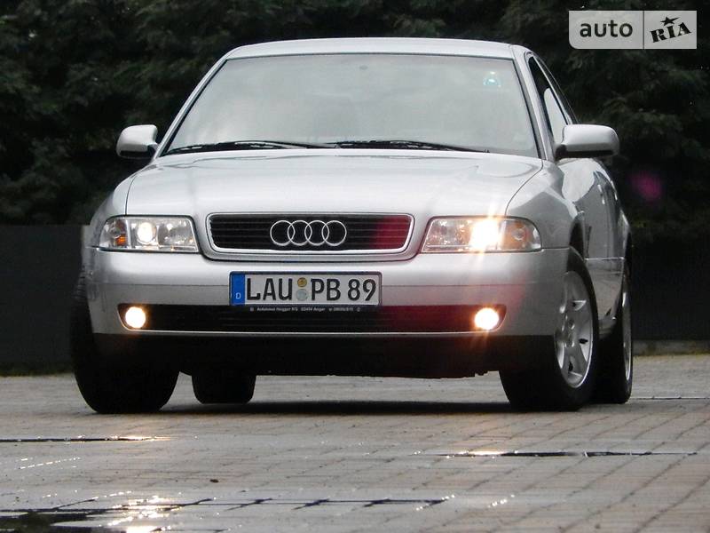 Седан Audi A4 2000 в Сарнах