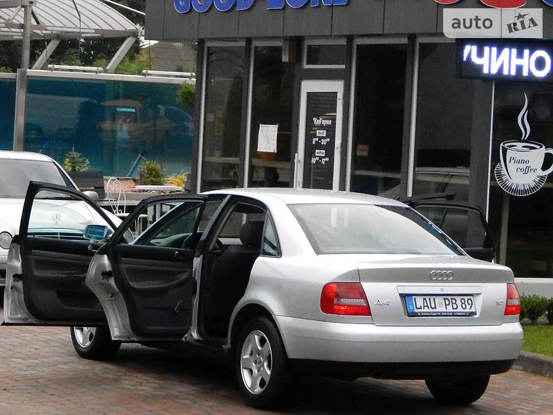 Седан Audi A4 2000 в Сарнах