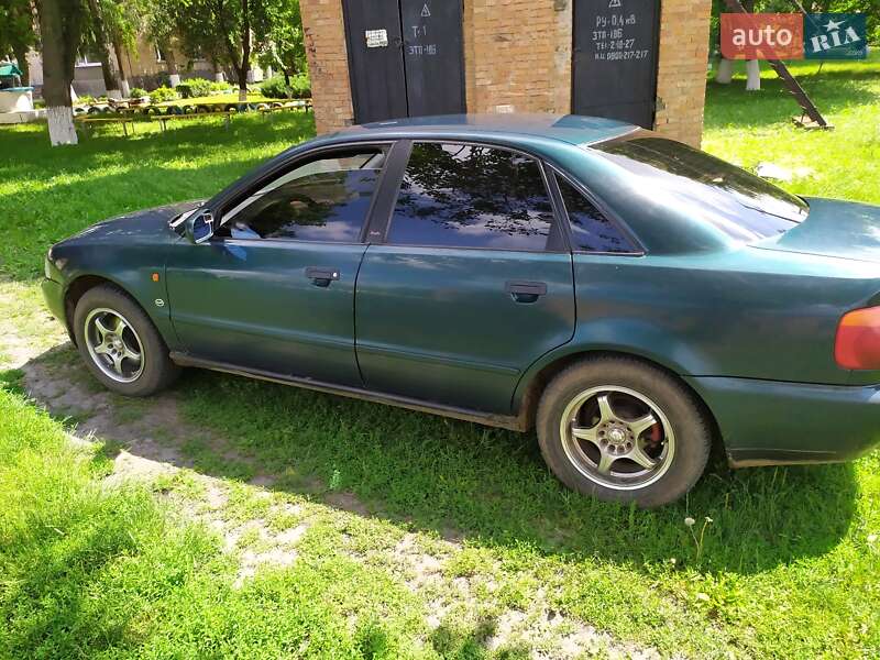 Седан Audi A4 1996 в Теплике