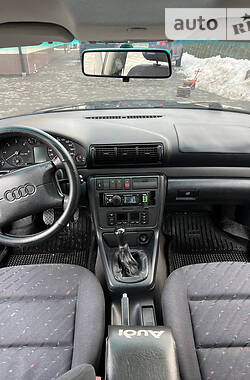 Седан Audi A4 1996 в Самборе