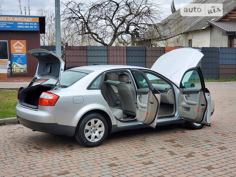 Седан Audi A4 2003 в Сарнах