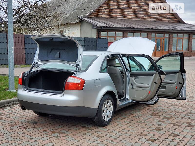 Седан Audi A4 2003 в Сарнах