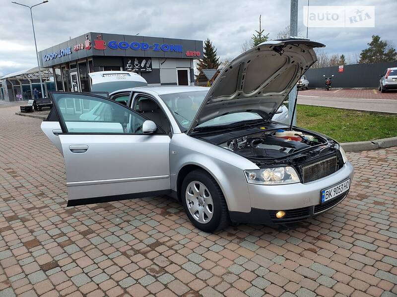 Седан Audi A4 2003 в Сарнах