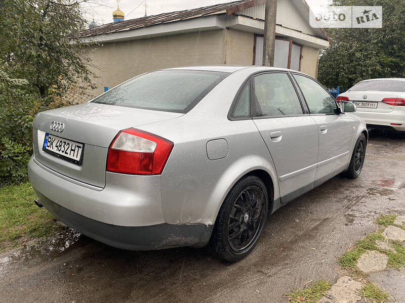 Седан Audi A4 2002 в Гощі