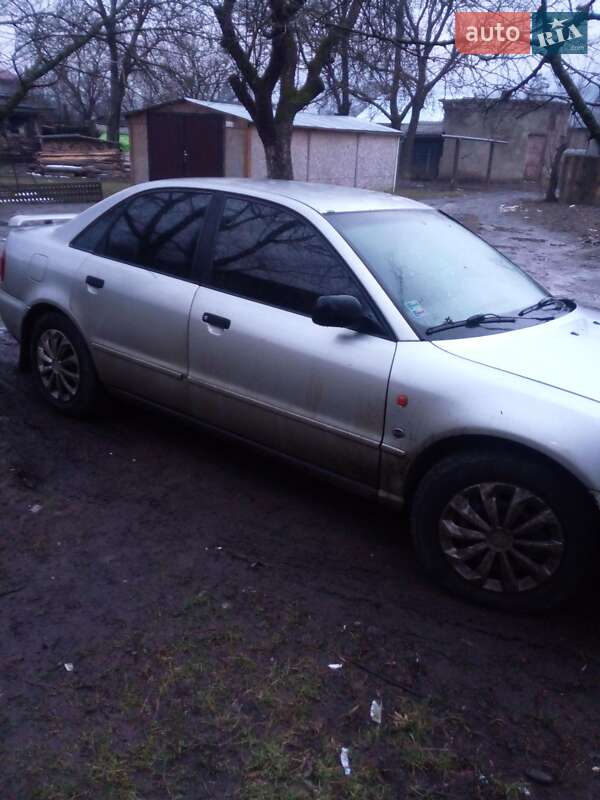 Седан Audi A4 1995 в Ужгороде