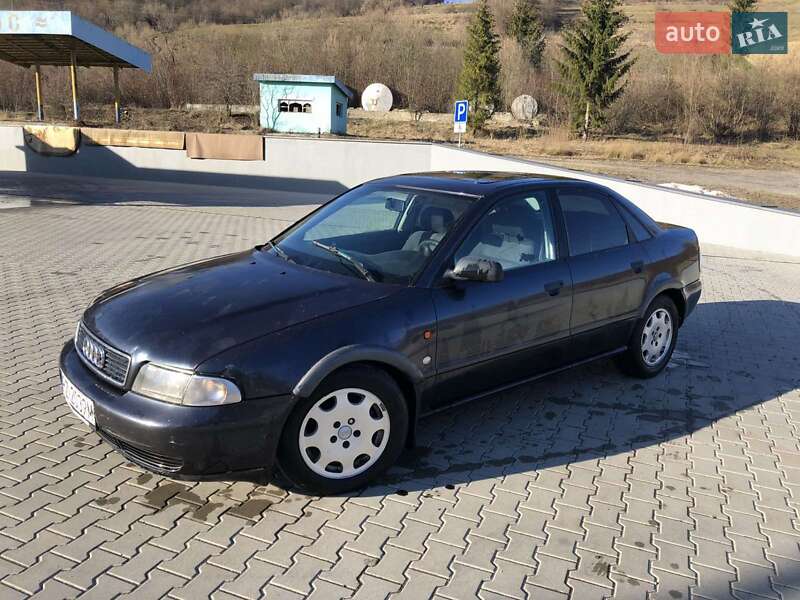 Седан Audi A4 1998 в Воловце