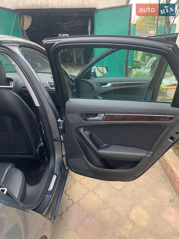 Седан Audi A4 2012 в Измаиле