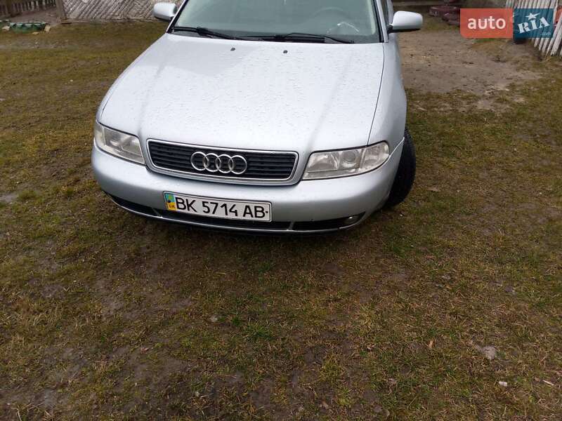 Седан Audi A4 1997 в Вараше
