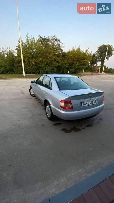 Седан Audi A4 1997 в Вараше фото 12 Седан Audi A4 1997 в Вараше