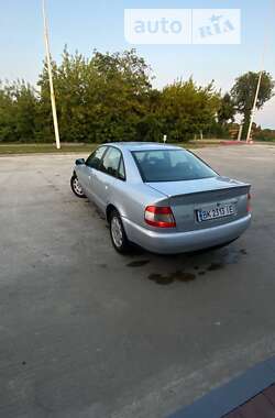 Седан Audi A4 1997 в Вараші