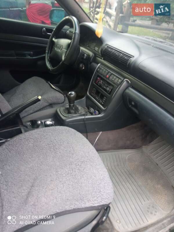 Седан Audi A4 1996 в Верховине