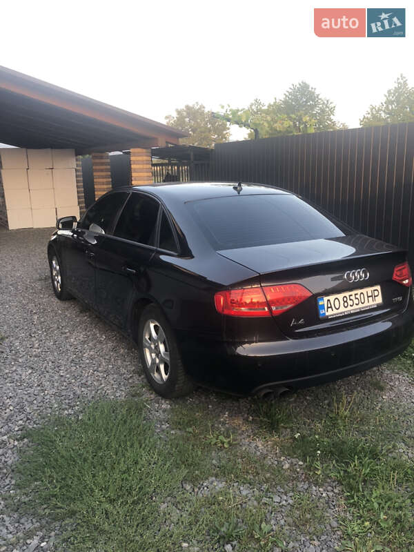 Седан Audi A4 2011 в Мукачево