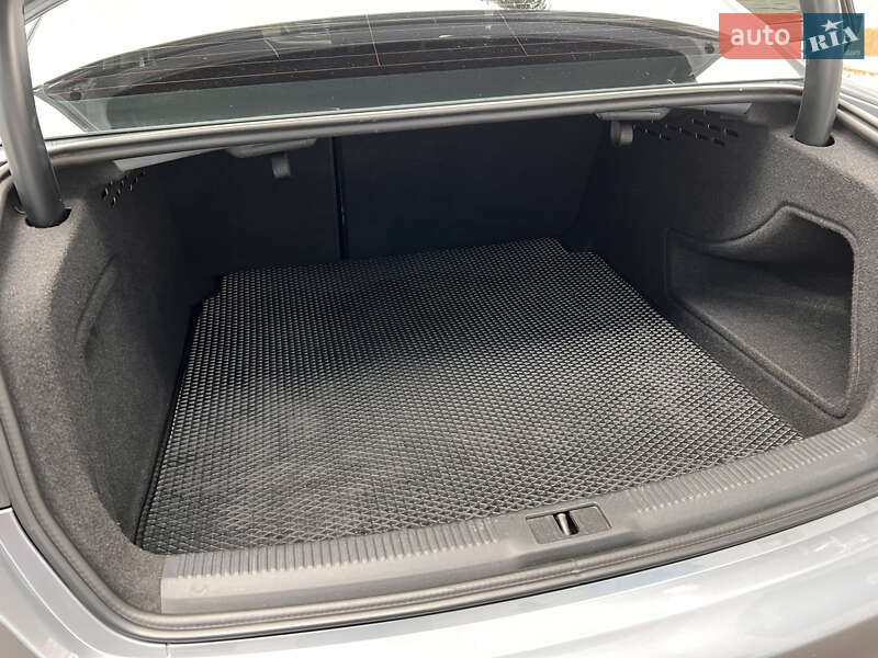 Седан Audi A4 2016 в Львові