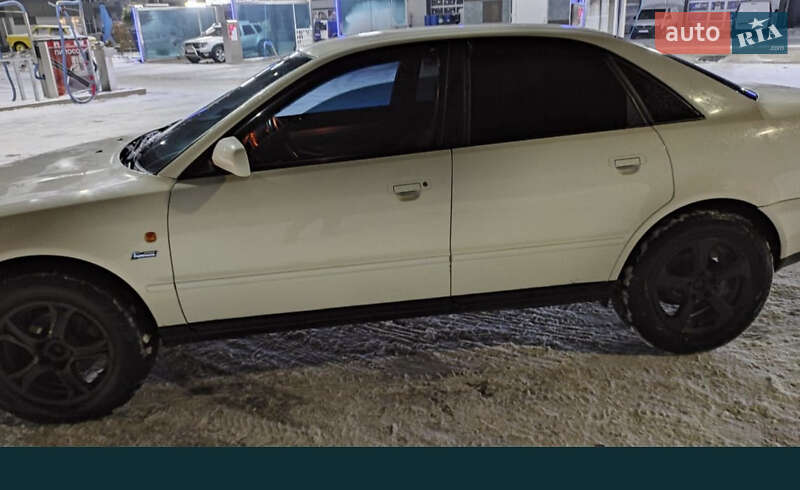 Седан Audi A4 1998 в Сарнах
