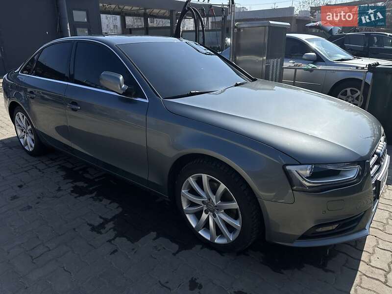 Седан Audi A4 2013 в Николаеве