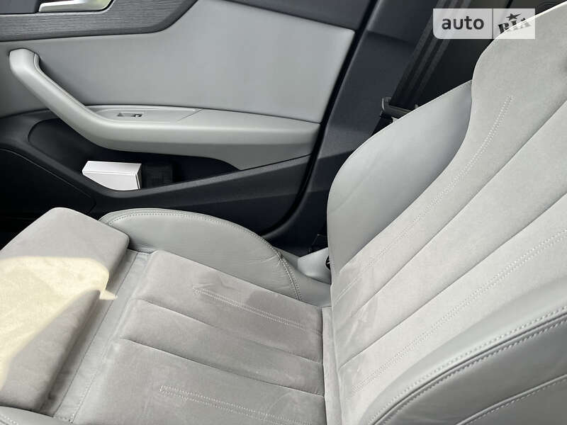 Седан Audi A4 2021 в Киеве