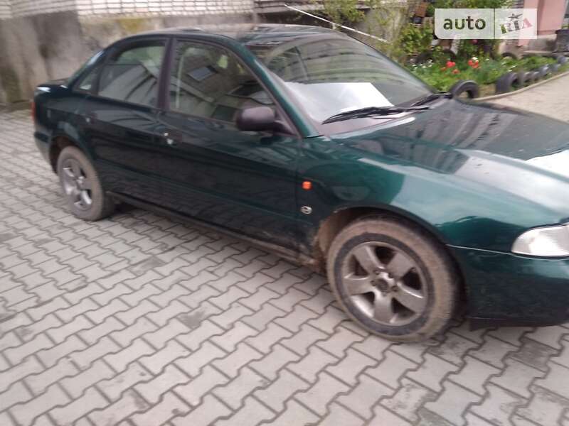 Седан Audi A4 1996 в Новояворовске