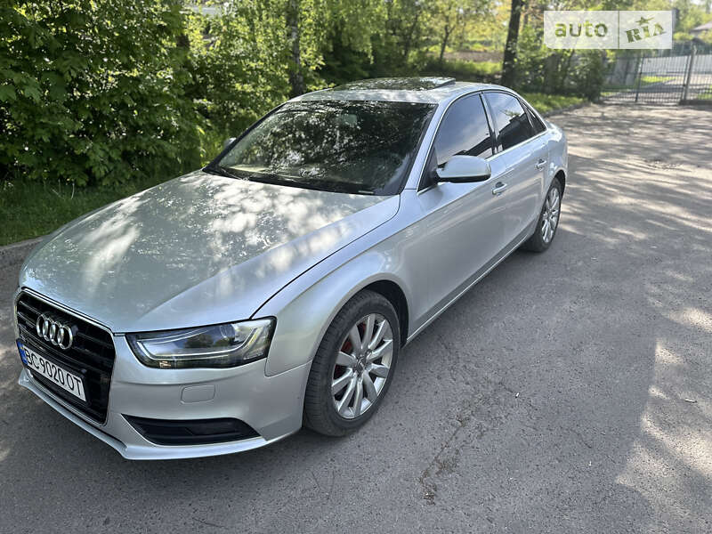 Седан Audi A4 2012 в Золочеві