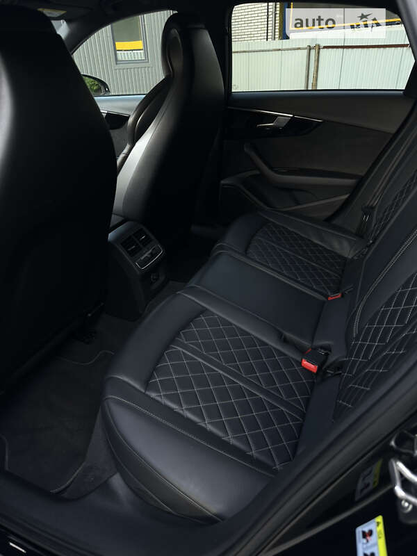 Седан Audi A4 2020 в Долине