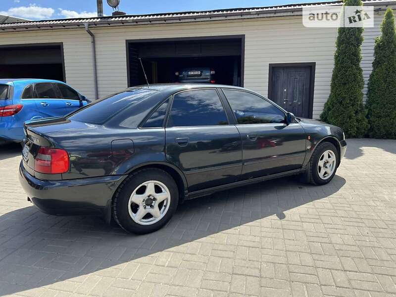 Седан Audi A4 1997 в Чернигове