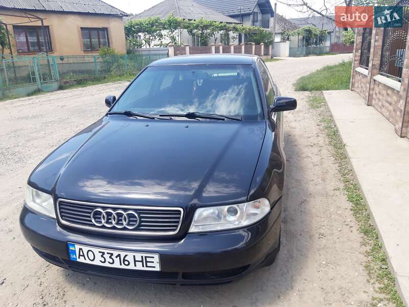 Седан Audi A4 1995 в Виноградові