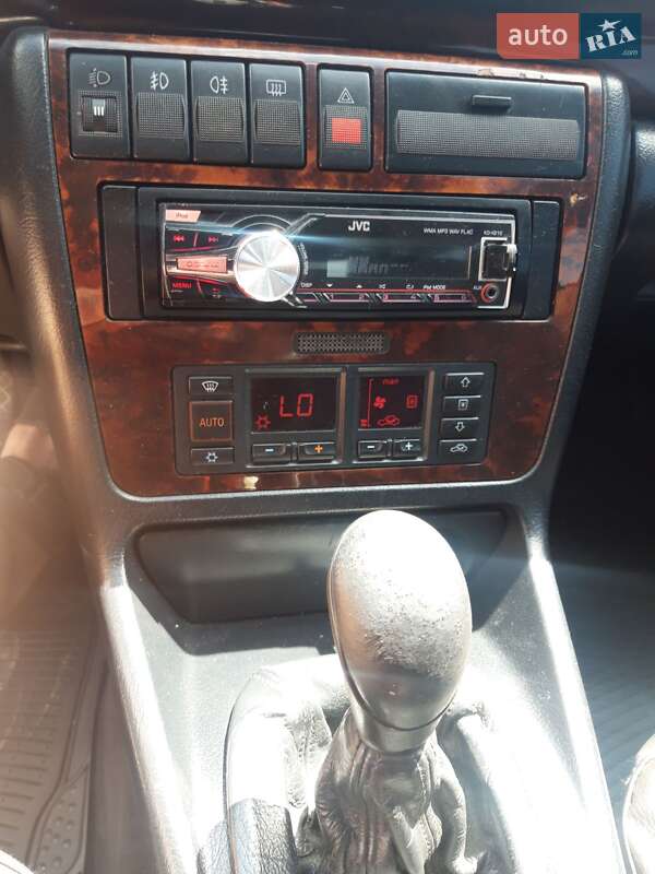 Седан Audi A4 1995 в Виноградові