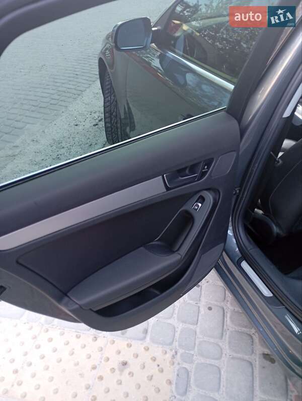 Седан Audi A4 2013 в Золочеві