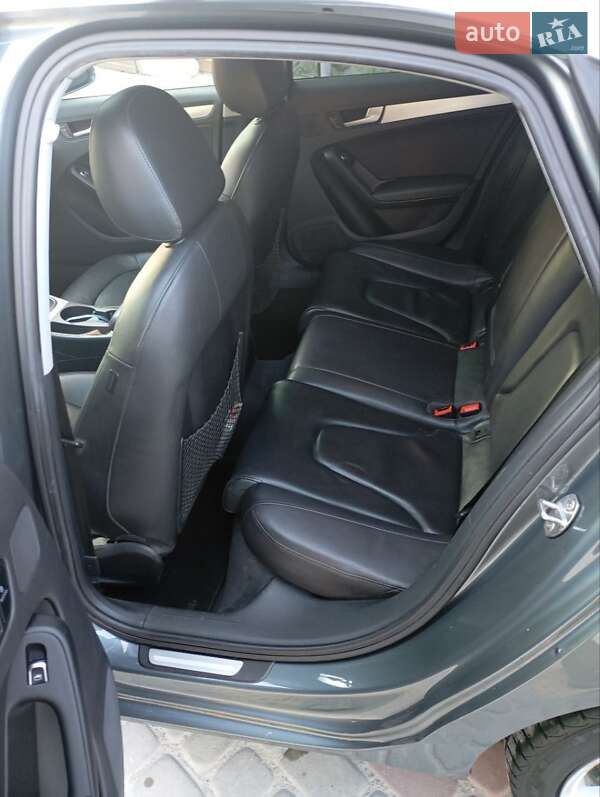 Седан Audi A4 2013 в Золочеві