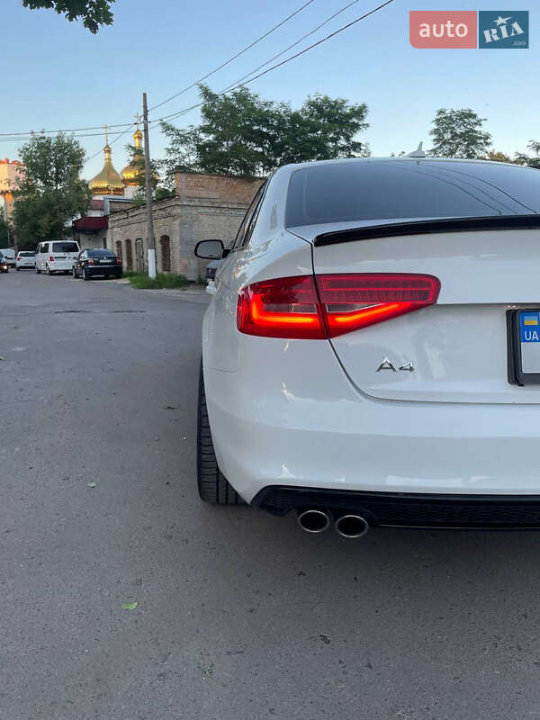 Седан Audi A4 2014 в Ровно