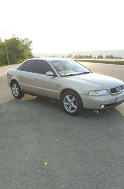 Седан Audi A4 2000 в Виноградові