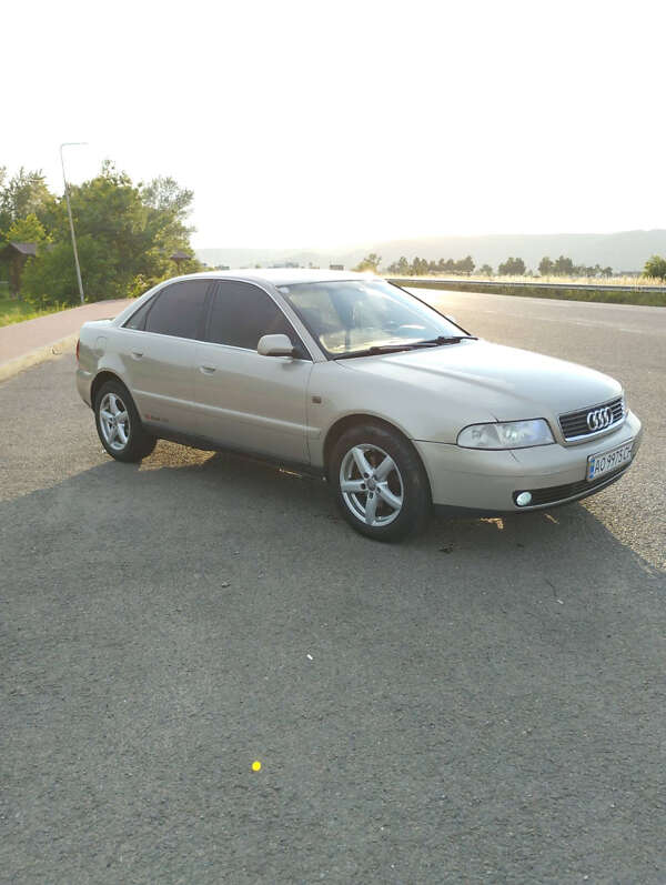 Седан Audi A4 2000 в Виноградові