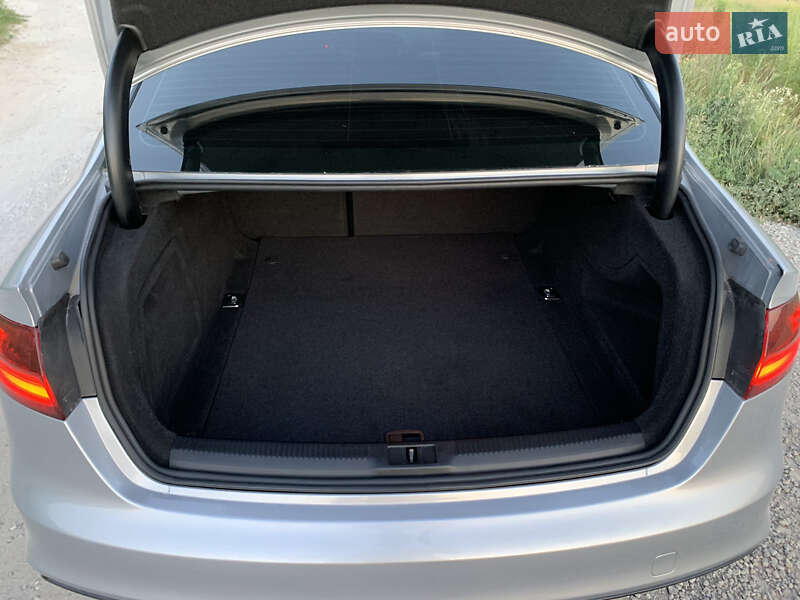 Седан Audi A4 2014 в Днепре